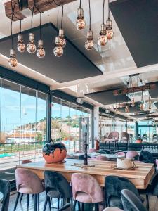 une salle à manger avec une grande table et des chaises dans l'établissement La Maison Mickael, à Marseille