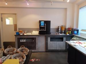eine Küche mit einer Arbeitsfläche, auf der eine Kaffeemaschine steht in der Unterkunft Hotel Citymaxx in Rostock