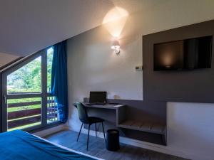 Schlafzimmer mit einem Schreibtisch, einem Computer und einem Fenster in der Unterkunft Noemys Viviers-du-lac in Viviers-du-Lac