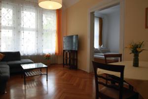 a living room with a couch and a table at Gohliser Stadtwohnung in Leipzig