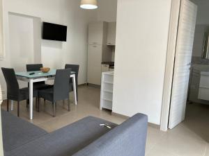 Μια τηλεόραση ή/και κέντρο ψυχαγωγίας στο DELPOSTO Marina di Ragusa (sd)
