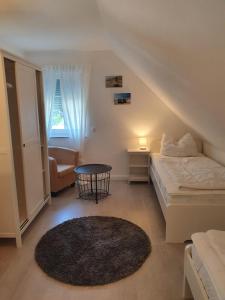 ein Schlafzimmer mit einem Bett, einem Stuhl und einem Fenster in der Unterkunft Ferienhaus 2 Achterwasser-Findling Usedom in Lütow