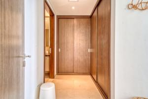 A bathroom at Monty Holiday Home - Boho-Chic Cosy 1BR Apartment in Downtown Dubai