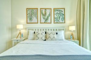 A bed or beds in a room at Monty Holiday Home - Boho-Chic Cosy 1BR Apartment in Downtown Dubai