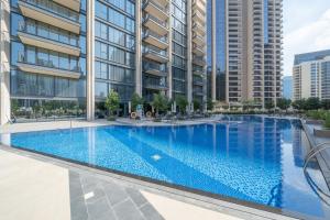 A piscina localizada em Boho-Chic Cosy 1BR, minutes to Burj Khalifa ou nos arredores