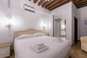 Ένα ή περισσότερα κρεβάτια σε δωμάτιο στο Rialto Suite 707