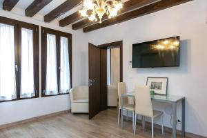 TV a/nebo společenská místnost v ubytování Rialto Suite 707