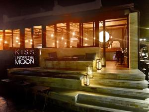 Restauracja z napisem "pocałunek pod księżycem" w obiekcie apartments e beb kiss under the moon w mieście Lesina