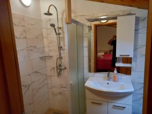 Baderna Apartment tesisinde bir banyo