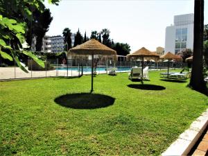 Playa Benalmadena-Alay, piscina, parking, Benalmádena ...