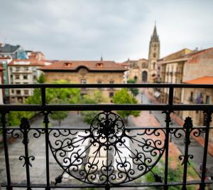 einen Balkon mit Stadtblick in der Unterkunft Soho Boutique Oviedo in Oviedo