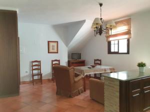 sala de estar con mesa y comedor en Apartamentos Cádiz el Chico en Grazalema