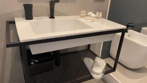 A bathroom at Leukosìa Holiday House