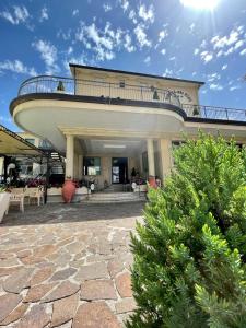 - un grand bâtiment avec un balcon en haut dans l'établissement Hotel Dei Pini, à Fiuggi
