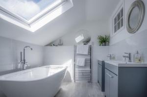 Koupelna v ubytování White Mill - 4 Bedroom Holiday Home - Lampeter Velfrey - Narberth