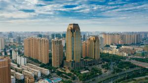 南昌南昌力高皇冠假日酒店的鸟瞰高楼林立的城市