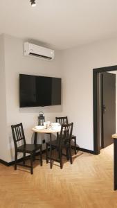 Televízia a/alebo spoločenská miestnosť v ubytovaní Apartament Zamkowy