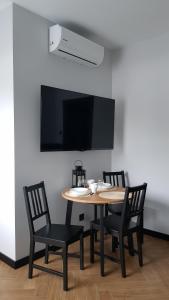 Televízia a/alebo spoločenská miestnosť v ubytovaní Apartament Zamkowy