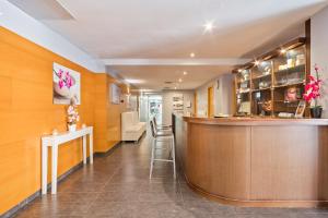 Vstupní hala nebo recepce v ubytování Hotel Balneario Playa de Comarruga + 37 fotografií