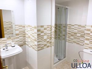 Koupelna v ubytování CoLiving Ulloa + 14 fotografií