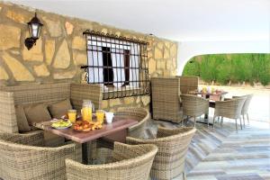 patio ze stołem i krzesłami z jedzeniem w obiekcie VILLA COSTA LEVANTE BENIDORM w mieście Benidorm