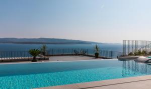 Villa Kruna with breathtaking view tesisinde veya buraya yakın yüzme havuzu
