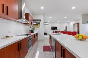 
A kitchen or kitchenette at Loemans Lodge - Modern, 5 Bdrms near Melbourne Airport
