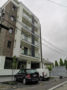 un coche negro estacionado frente a un edificio en Apartman 25, en Belgrado