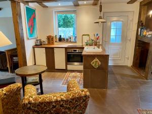 CoppenbrüggeにあるGästehaus White Horse Diedersenのキッチン(カウンター、テーブル、椅子付)