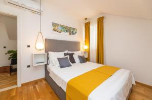 Villa Kruna with breathtaking view tesisinde bir odada yatak veya yataklar