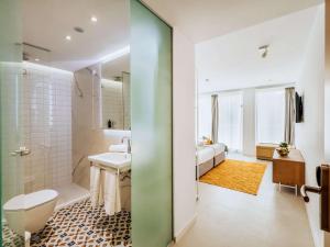 uma casa de banho com um WC e um lavatório em ibis Styles Golden Sands Roomer Hotel em Golden Sands