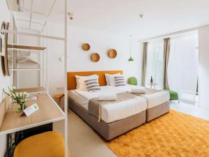 Un pat sau paturi într-o cameră la ibis Styles Golden Sands Roomer Hotel