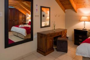 Un pat sau paturi într-o cameră la Toscana Estate