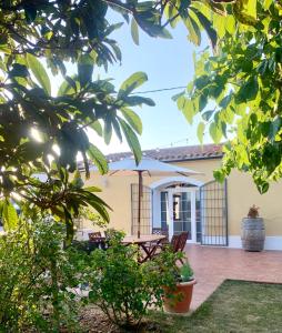 un patio con mesa y sillas frente a una casa en Bio Resort Mediterráneo, en Sant Martí Sarroca