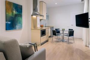 Kuchyňa alebo kuchynka v ubytovaní Apartamentos Metrópolis