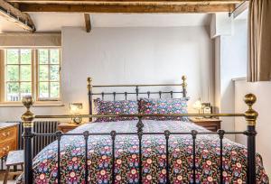 een slaapkamer met een bed met een kleurrijke sprei bij Loaf in Bridport