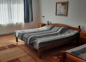 ラシュノフにあるCasa Ducarのベッドルーム1室(ベッド2台、窓付)