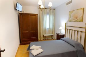 sypialnia z łóżkiem i dwoma ręcznikami na nim w obiekcie Hostal Rural Zahara w mieście Zahara de la Sierra
