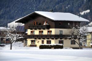 ein Haus mit schneebedecktem Dach im Schnee in der Unterkunft Haus Barbara in Itter