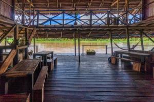 Restaurace v ubytování Cabaña Flotante Kurupira