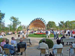 ヘリングスドルフにあるFerienhaus Heringsdorf USE 1631の公園の椅子に座る人々