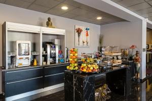 a kitchen with a table with fruit on it at Le Ya'Tis in Saint-Laurent-des-Arbres