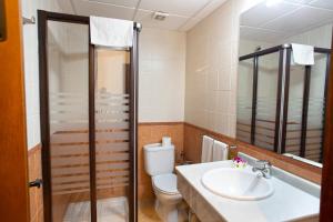 łazienka z toaletą, umywalką i prysznicem w obiekcie Hostal Rural Zahara w mieście Zahara de la Sierra