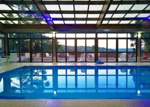 a large swimming pool with a large window at Flat em Gramado in Gramado