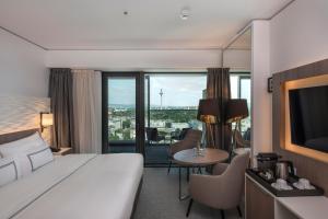 Cama ou camas em um quarto em Meliá Frankfurt City