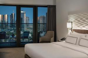 Cama ou camas em um quarto em Meliá Frankfurt City