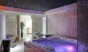 Bilik mandi di Garni Hotel Aveny