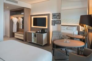 Uma TV ou centro de entretenimento em Meliá Frankfurt City