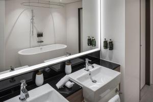 Um banheiro em Meliá Frankfurt City