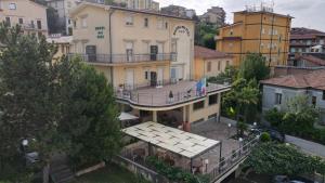 uma vista aérea de um edifício numa cidade em Hotel Dei Pini em Fiuggi